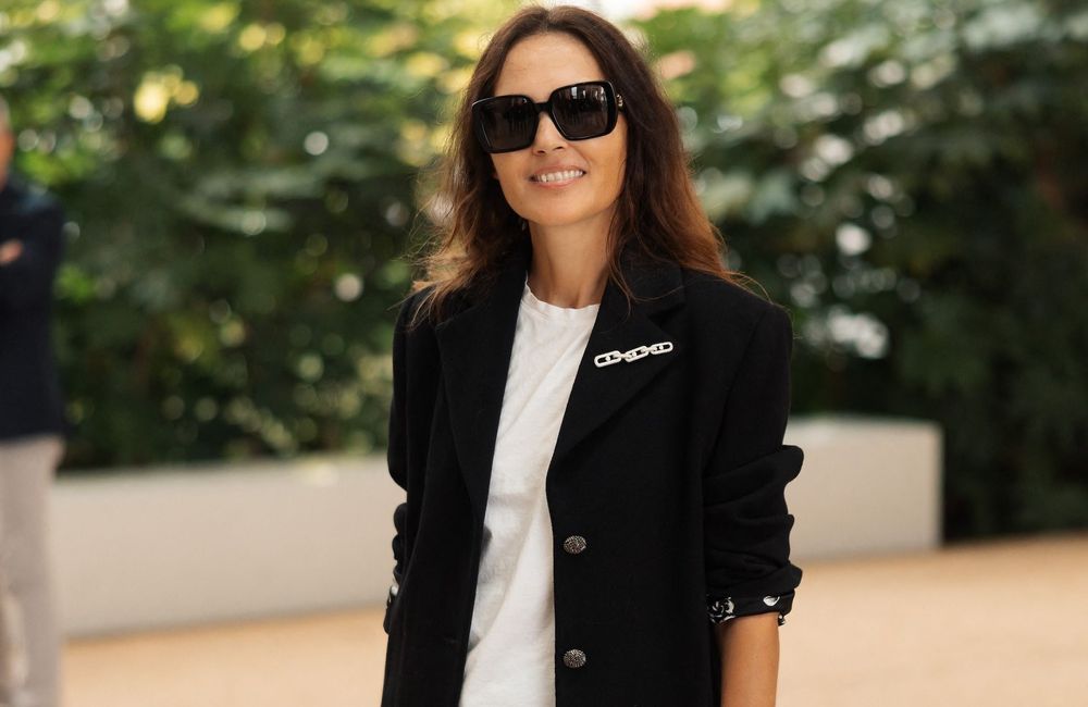 Virginie Ledoyen : le combo blazer, t-shirt blanc et jean qui nous inspire pour la rentrée