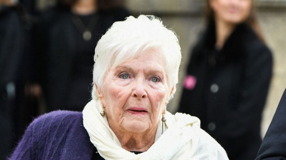 Line Renaud (97 ans) malmenée dans l'intimité : "Un aller-retour à m'en dévisser la tête", cette gifle que son compagnon lui a assénée après qu'elle lui a tenu tête