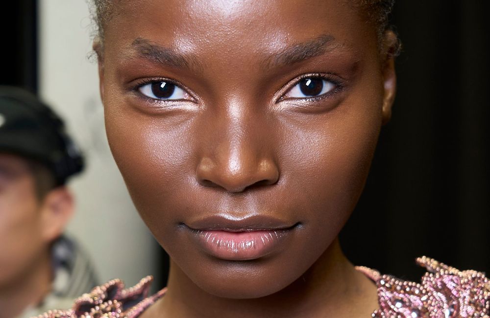 Peaux à problèmes : comment avoir un teint lumineux selon un makeup artist
