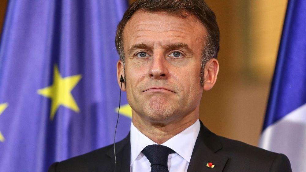 "Il est minuit, appelez-moi" : affolé, Emmanuel Macron envoie un SMS à Cyril Hanouna en pleine nuit