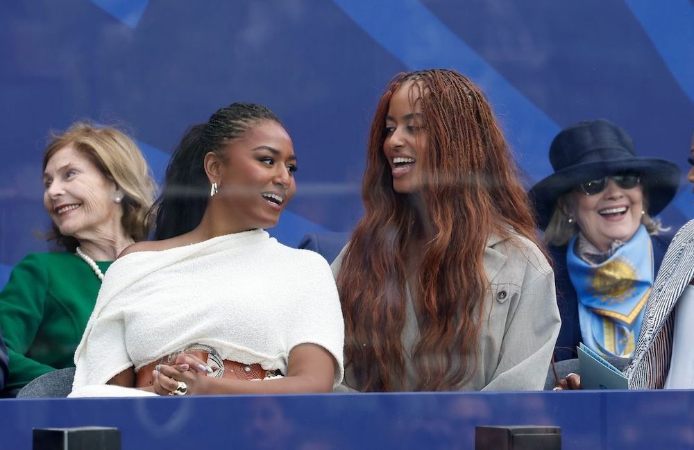 Malia et Sasha Obama réunies avec leurs parents lors d’une soirée riche en émotion