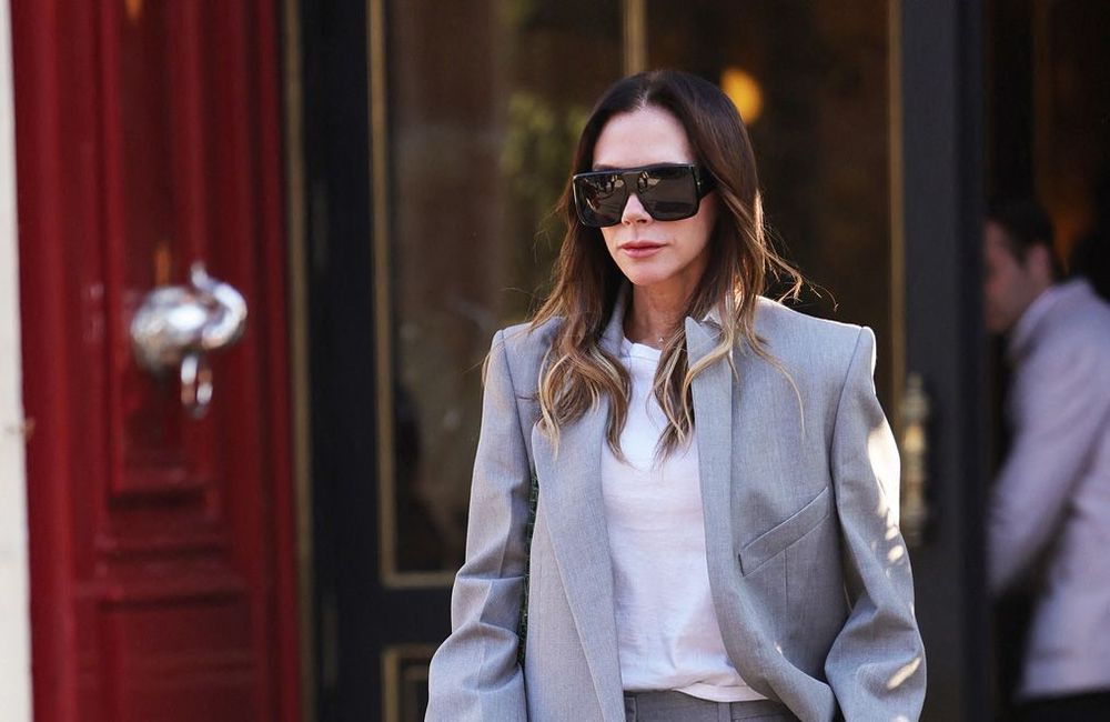 Victoria Beckham choisit sa robe de réveillon sur Instagram, sur fond de tensions familiales