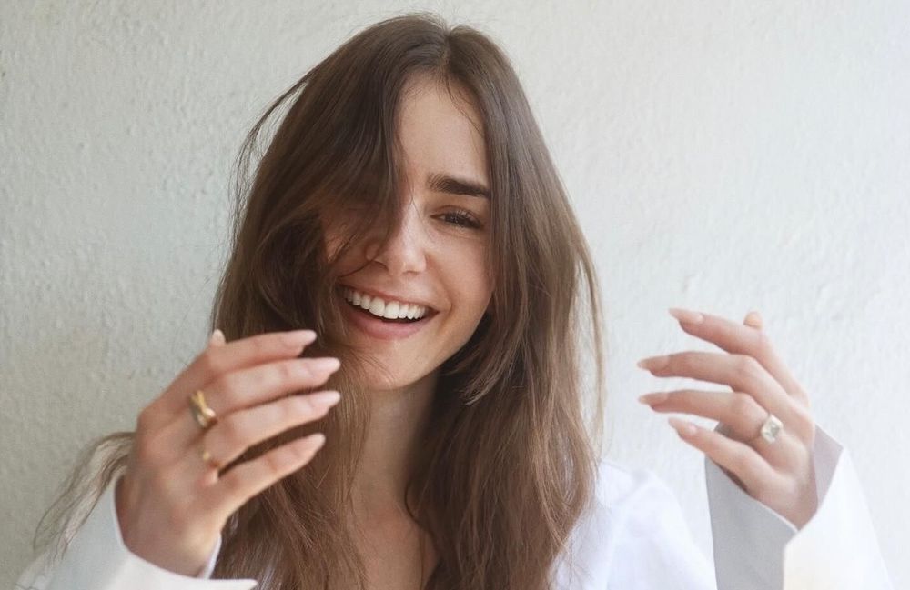 Lily Collins troque ses cheveux longs pour le carré de l’été