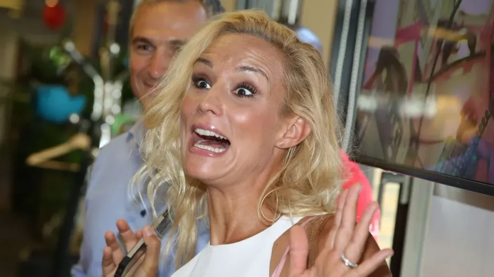 Elodie Gossuin défend "la petite pipe" de Patrick Sébastien : elle mime le geste scabreux et choque une femme politique