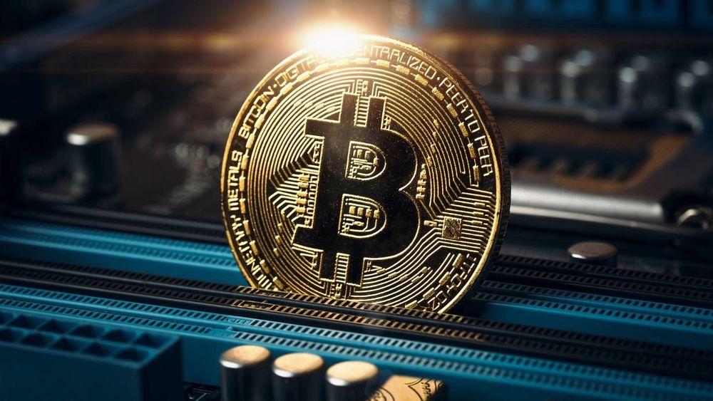 Le bitcoin passe la barre des 100 000 dollars, est-ce toujours le moment d'en acheter ?