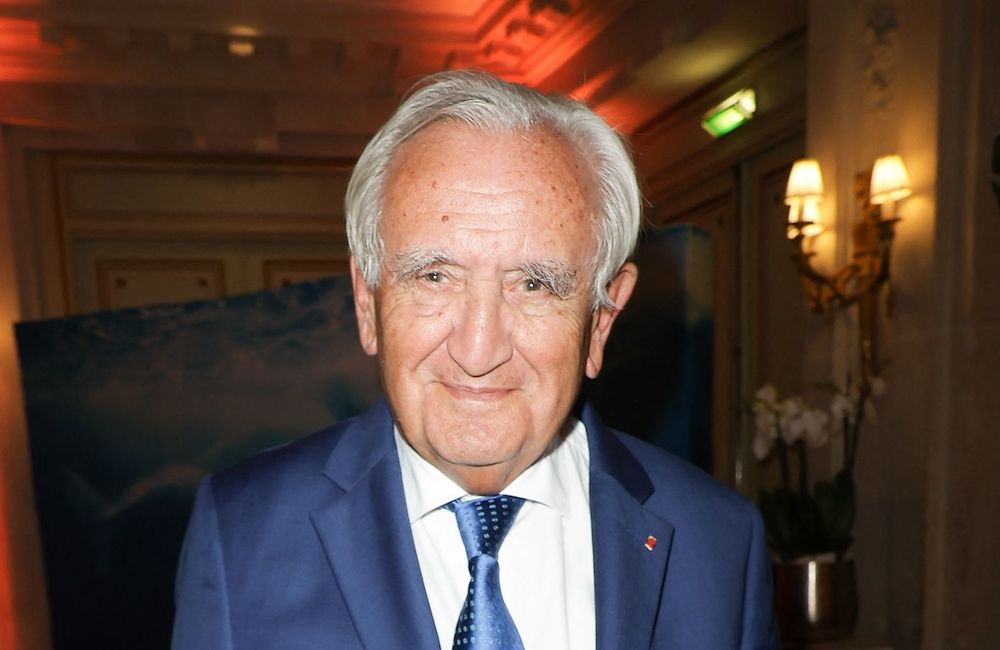 Jean-Pierre Raffarin : une enquête ouverte après un accident impliquant sa voiture de fonction