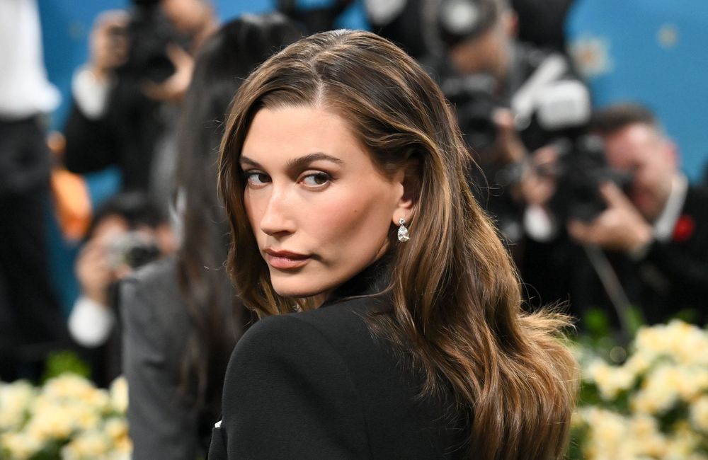 Hailey Bieber remet au goût du jour cette coiffure phare des années 90 (parfaite pour la plage et le bureau)