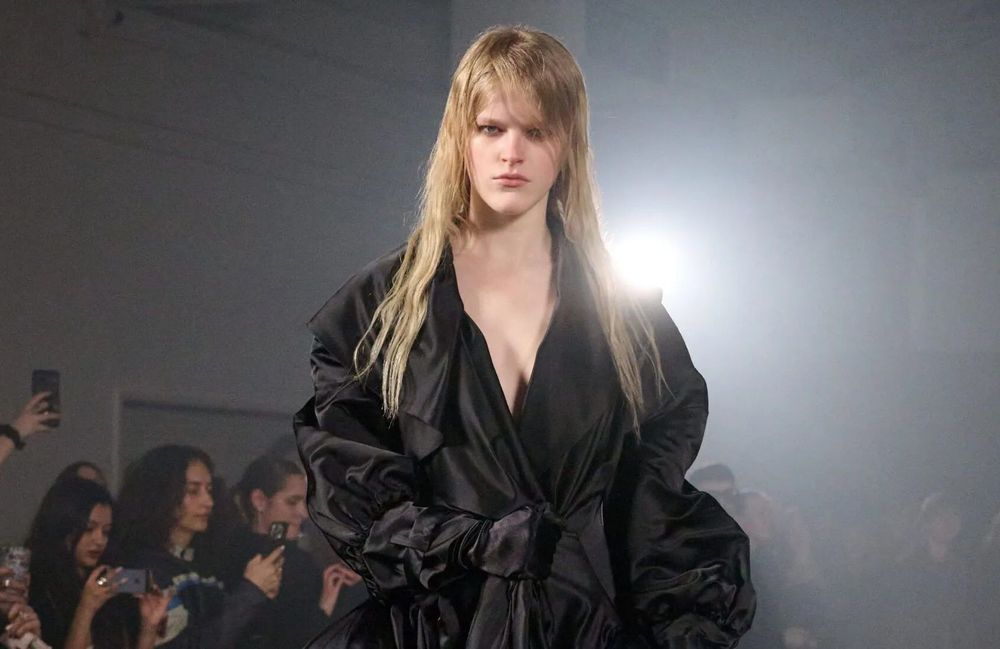 Une mannequin brise une vitrine en plein défilé : le show qui a laissé le public sans voix à la Fashion Week de Londres