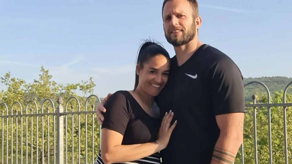 Un couple phare de Koh-Lanta attend un bébé ! L'aventurière enceinte pose le ventre très arrondi