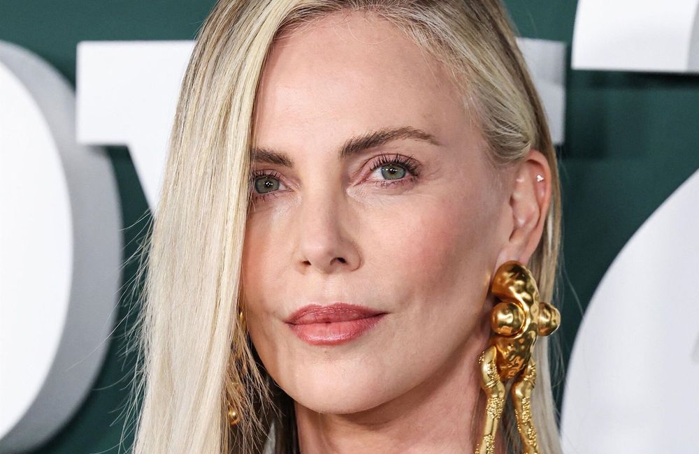 Transformée avec une frange, Charlize Theron est le sosie d’une célèbre actrice