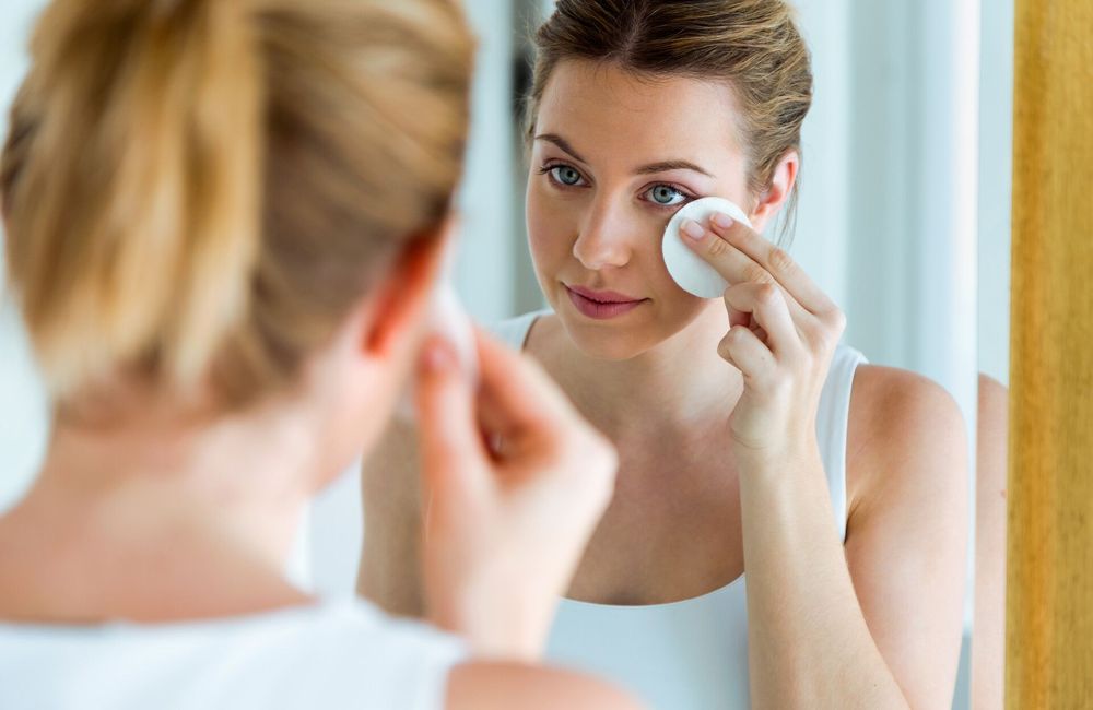 Vieillissement cutané : les dermatologues tirent la sonnette d’alarme sur cette habitude de soin très répandue