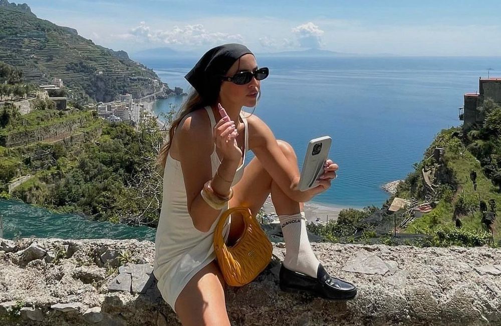 Ce petit détail vestimentaire qui donne d'emblée un air de rentrée aux looks d'été