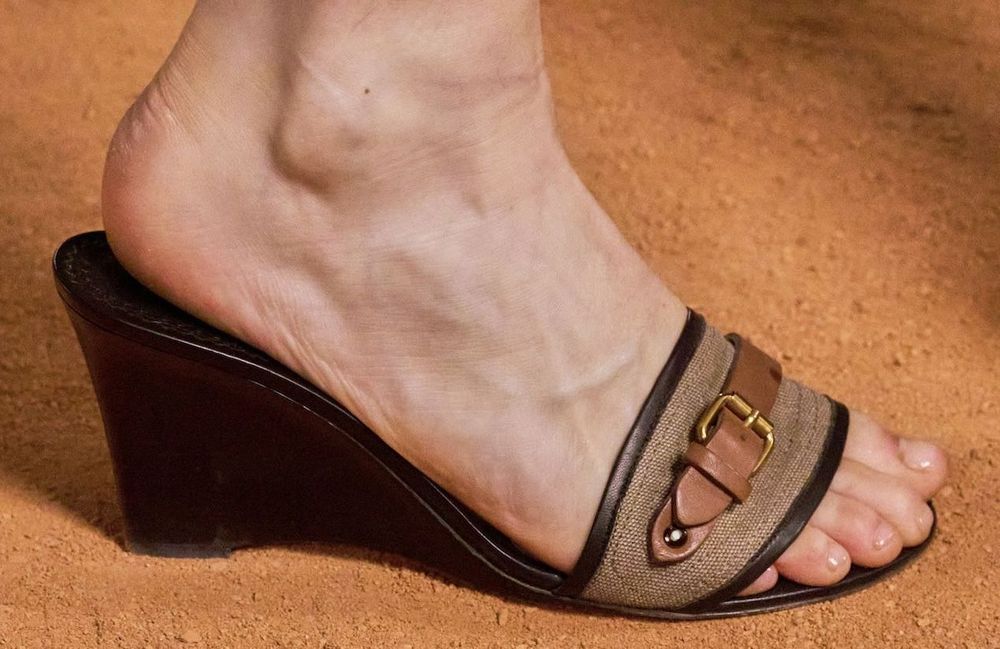 Ces sandales compensées sont les plus recherchées du moment