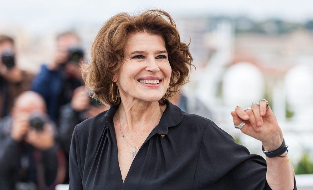 "Le pardon lave tout" : Fanny Ardant (76 ans) persiste et défend Gérard Depardieu en plein procès