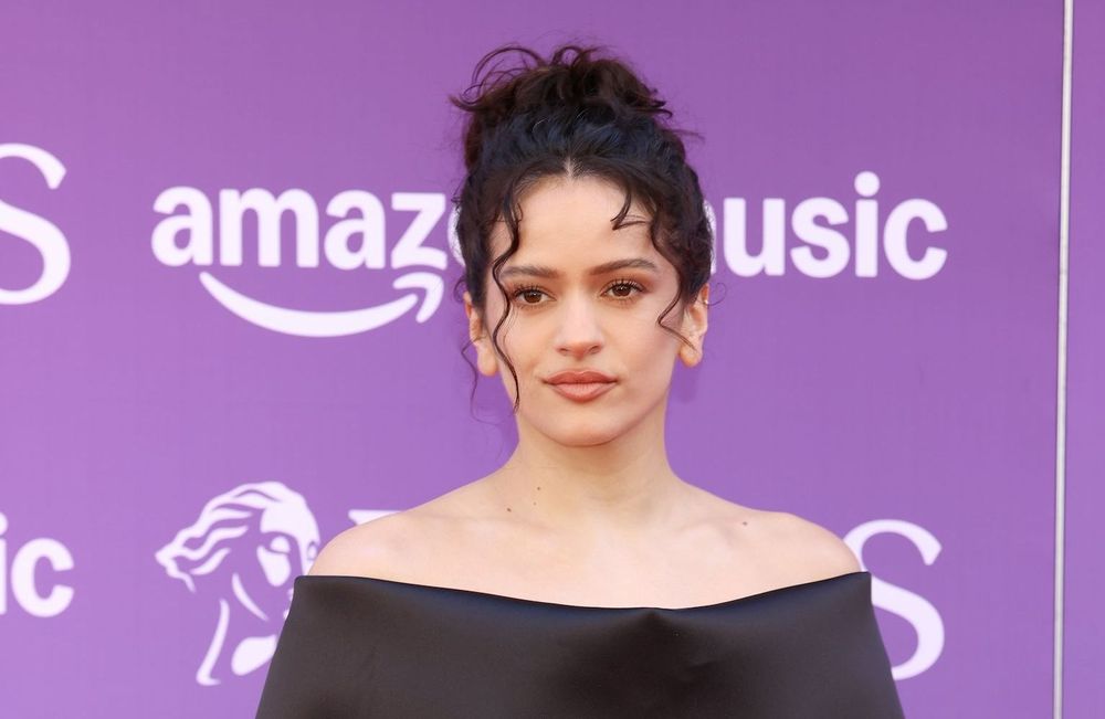 Rosalía aperçue main dans la main avec le mannequin français Loli Bahía à New York