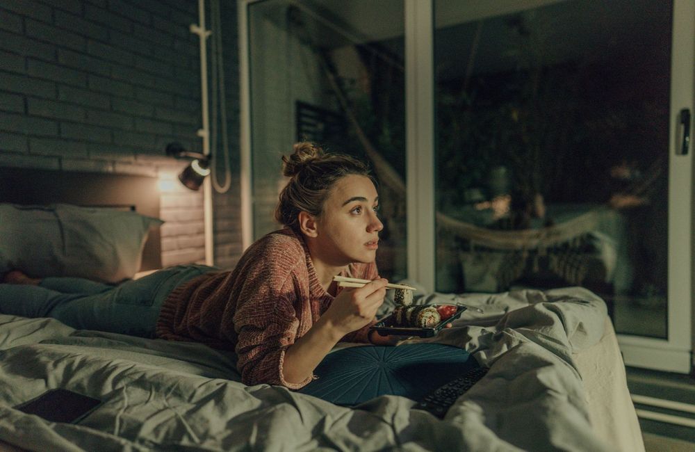 Pourquoi faut-il éviter de manger devant la télévision ? Une nutritionniste répond