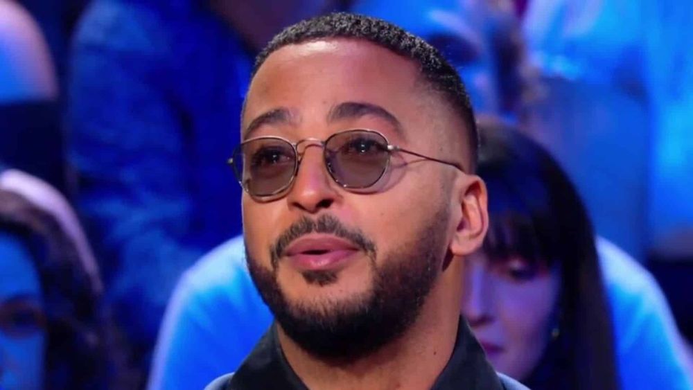 Slimane accusé d’agression sexuelle : le chanteur écarté de La boîte à secrets de Faustine Bollaert, "Très bizarre qu’il soit là"