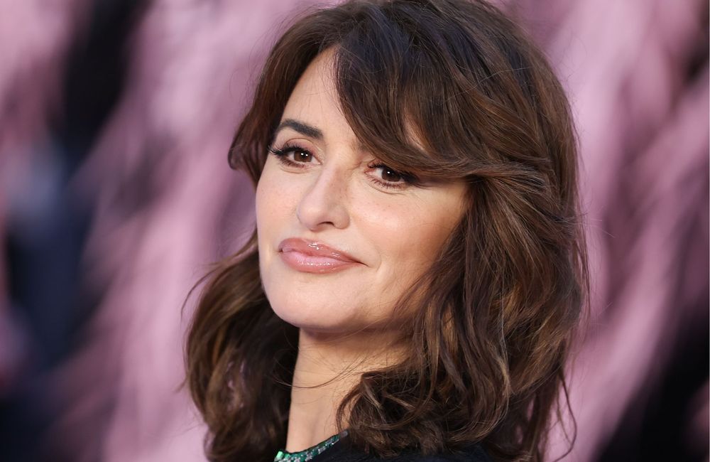 Mèche sur le côté et dégradé subtil : Penélope Cruz adopte le carré anti-âge de saison