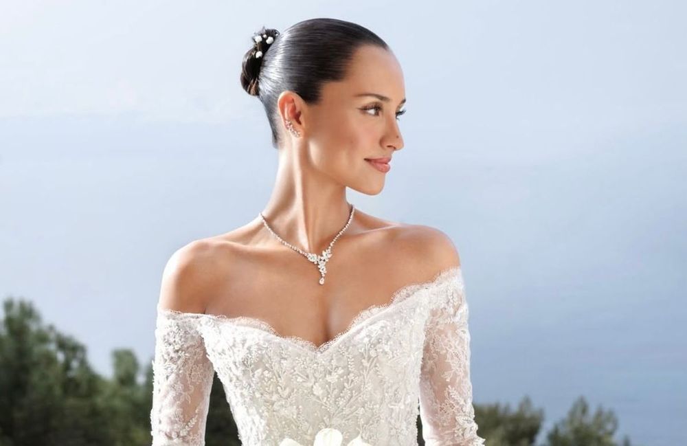 Décolleté Bardot, dentelle et strass : Alexandra Saint Mleux dévoile sa robe de mariée pour dire « oui » à Charles Leclerc