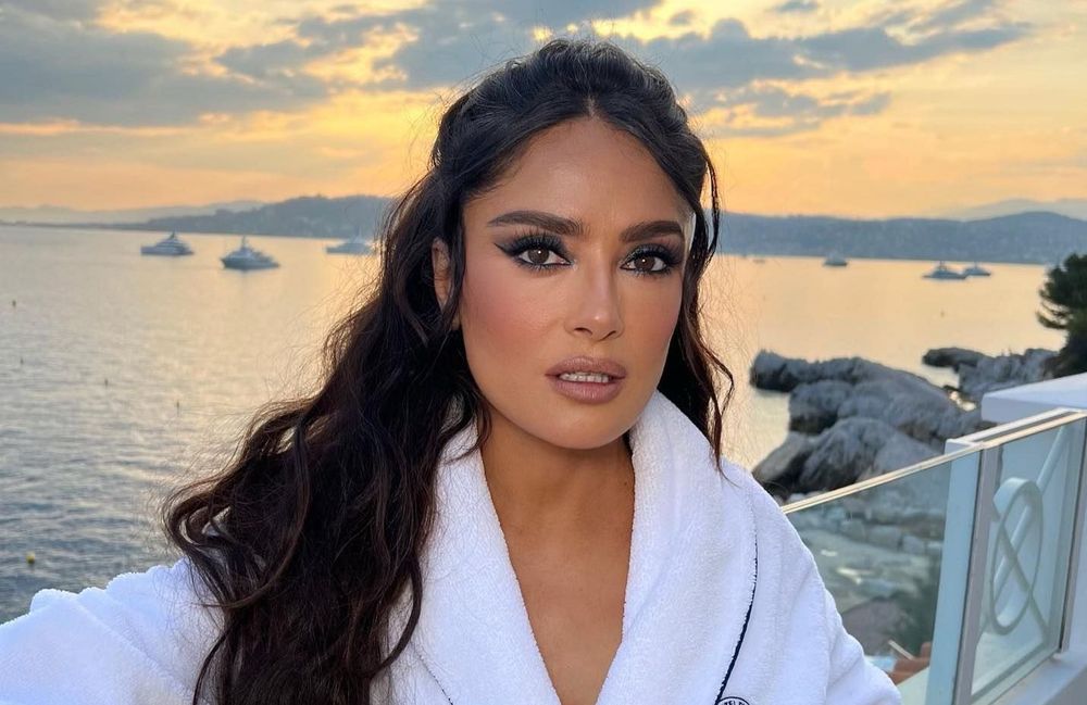 Salma Hayek : son astuce pour camoufler ses cheveux blancs en quelques secondes