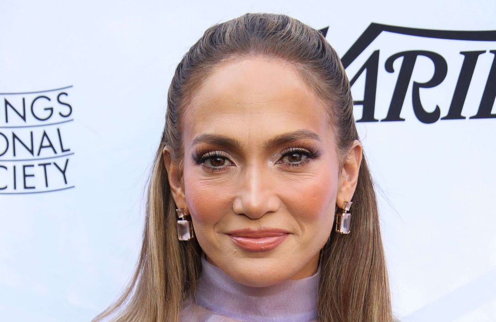 La manucure « chocolat cerise » de Jennifer Lopez est la teinte parfaite pour la saison