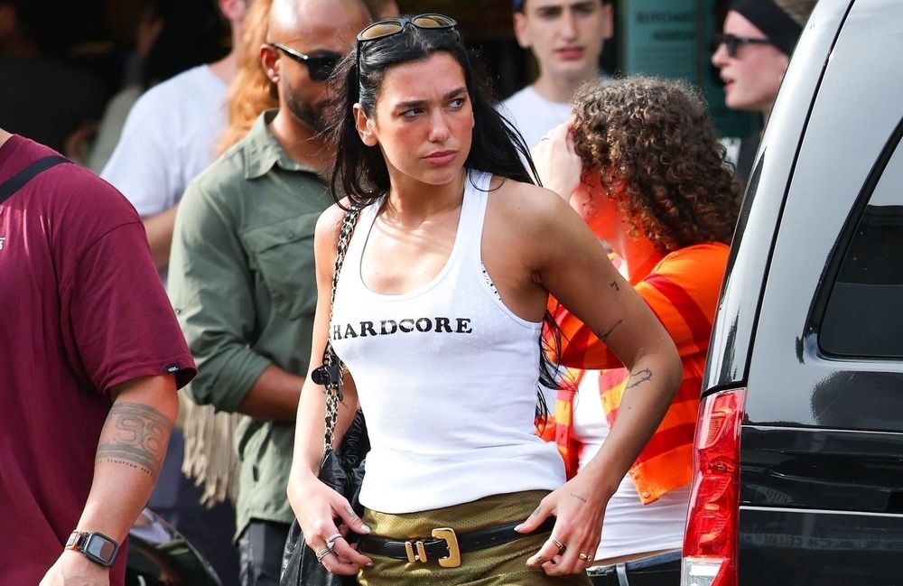 Audacieux et évocateur, le t-shirt à message se réinvente en version rock et bohème ce printemps