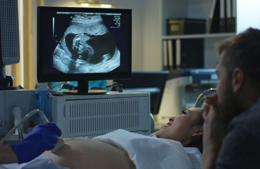 « J’étais en sang, il n’a montré aucune empathie » : une future maman filme une échographie glaçante à l’hôpital