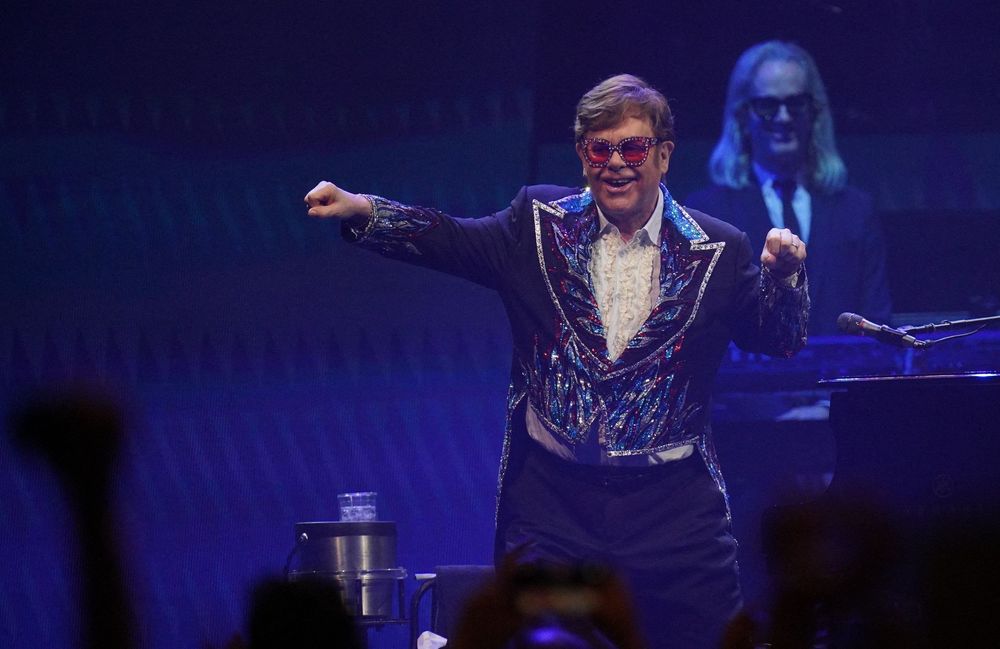 Avez-vous reconnu la star britannique déguisée en Elton John dans le clip de cette chanson de Noël ?