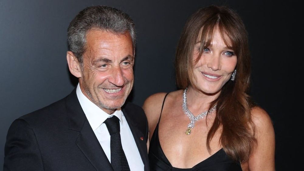 Carla Bruni sort les griffes face à un journaliste qui tacle Sarkozy : “Faites attention à ce que vous dites”