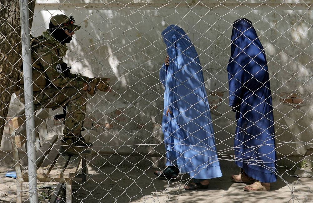 Afghanistan : « Quatre ans après le retour des talibans, le tableau ne fait que noircir pour les femmes »