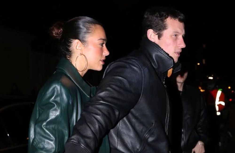 À Paris, Dua Lipa érige le chignon plaqué en coiffure effortless par excellence