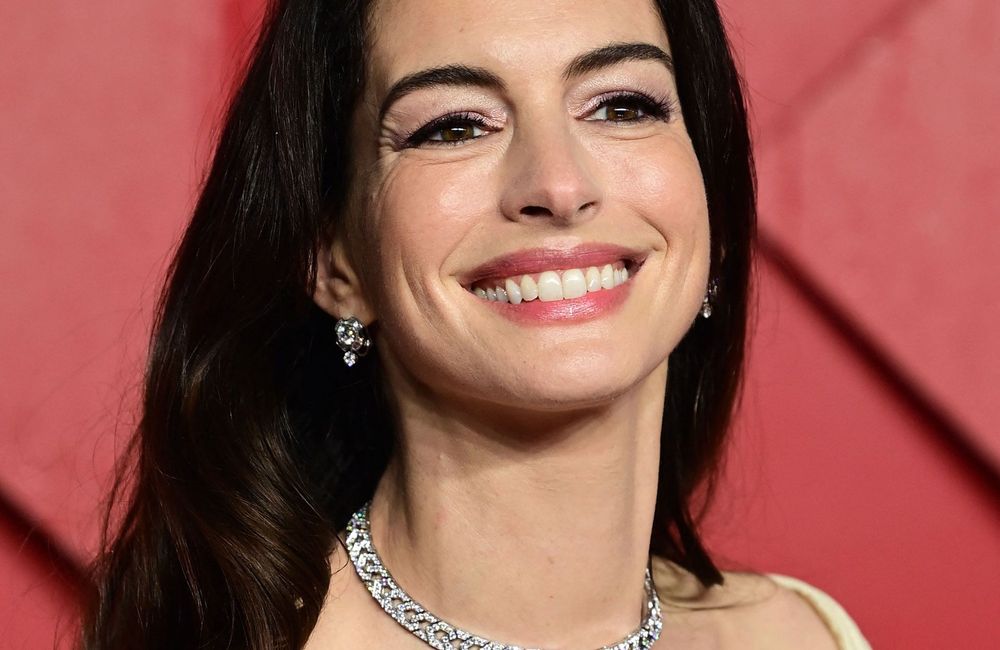 Magnétique, Anne Hathaway fait revivre cette coiffure vintage