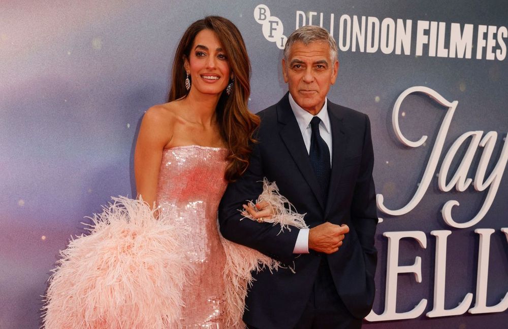 Plumes, paillettes et rose bonbon : Amal Clooney réinvente le glamour « Old Hollywood » aux bras de George Clooney