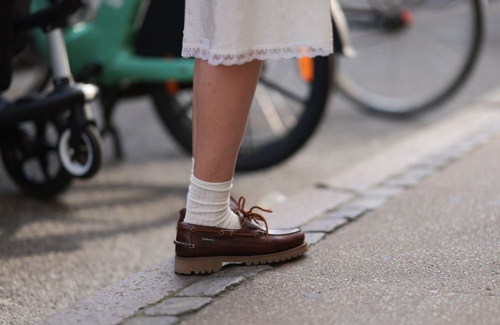 Une robe et des chaussures bateau : le combo preppy et chic à adopter cet été