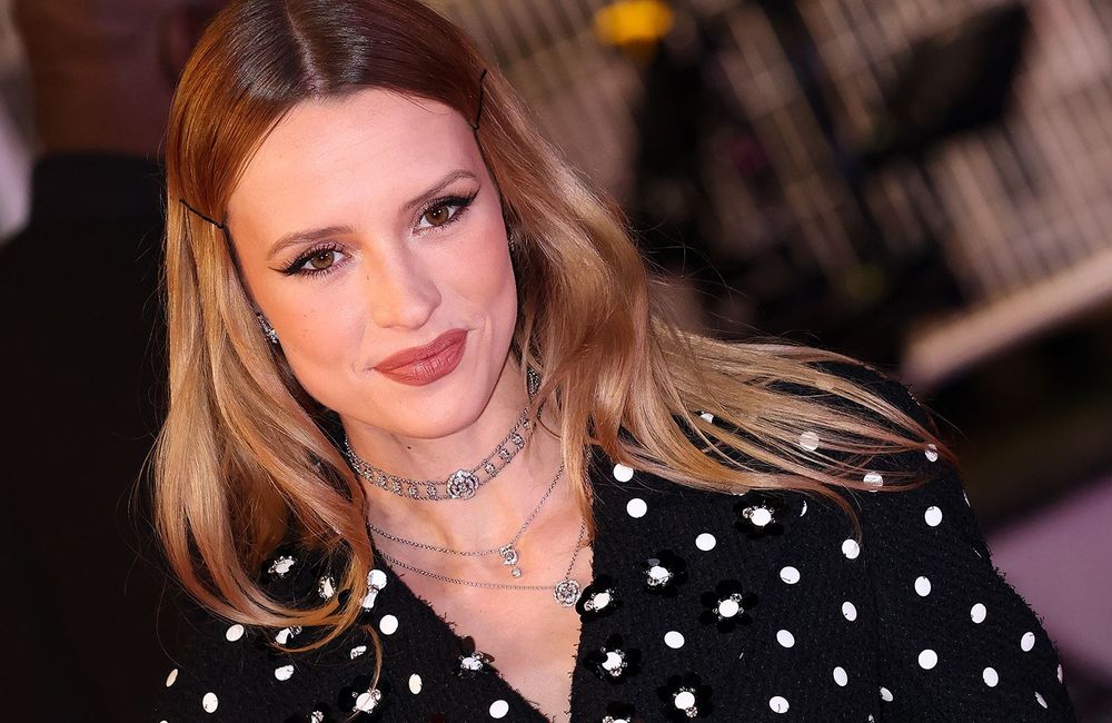 Carré blond et eye-liner graphique : Angèle enflamme la cérémonie de clôture des JO