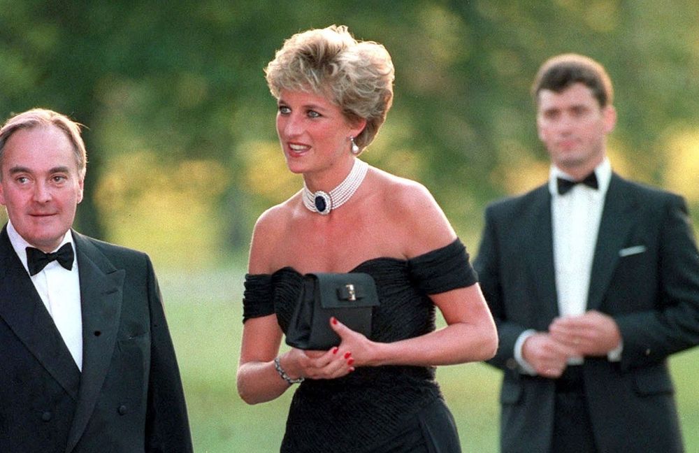 Pourquoi la robe portée par Lady Di au Musée Grévin reste-t-elle aussi iconique ?