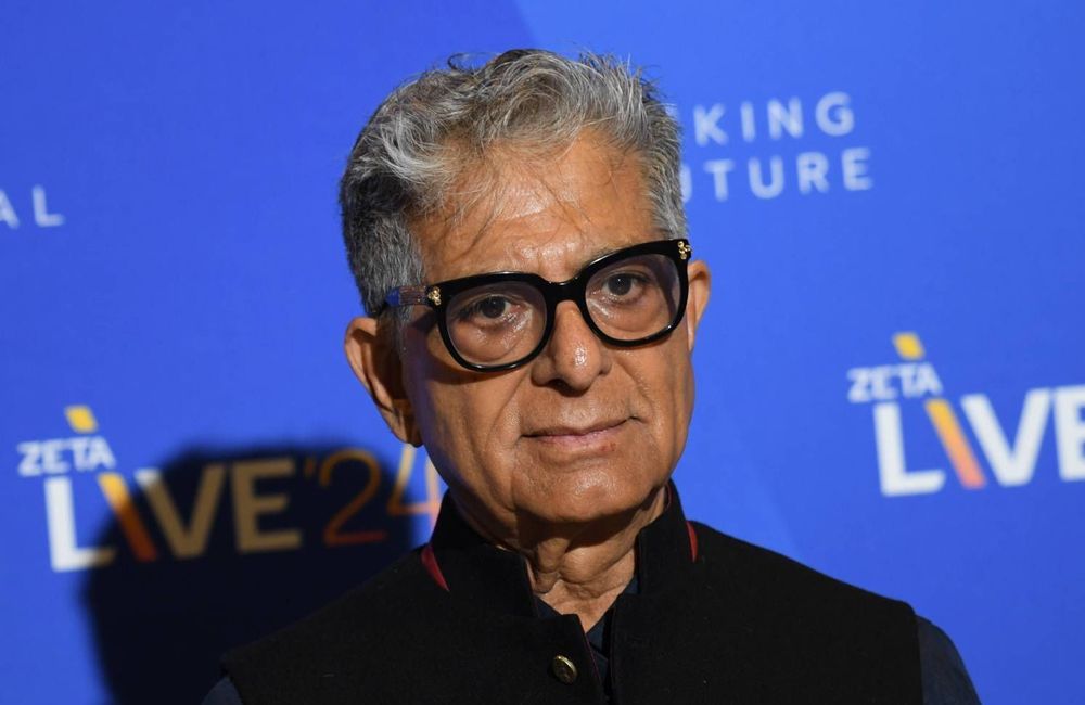Ce que l’on sait des liens entre Jeffrey Epstein et Deepak Chopra, le gourou du bien-être à Hollywood