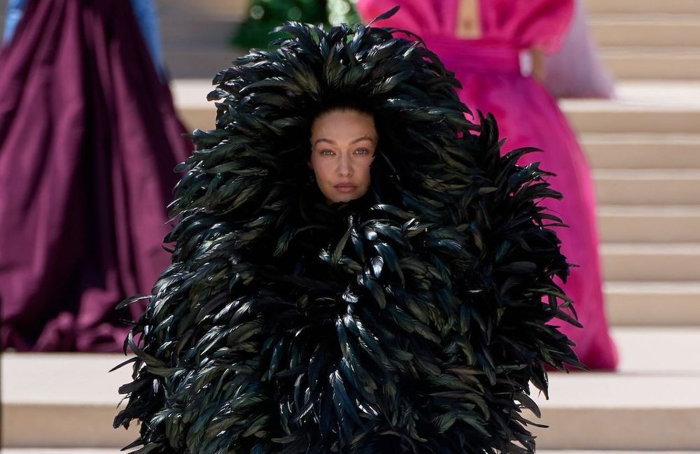 Gigi Hadid fait sensation dans une silhouette théâtrale en plumes noires au défilé Balenciaga Haute Couture