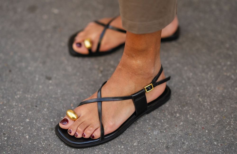 Cette tendance nu-pieds minimaliste est l'une des plus virale de l'été 2024