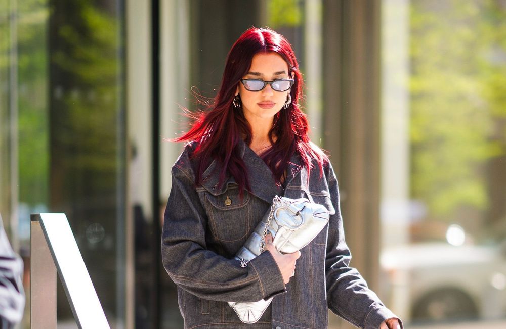 Et si Dua Lipa avait trouvé le nouveau it-bag de l’été ?