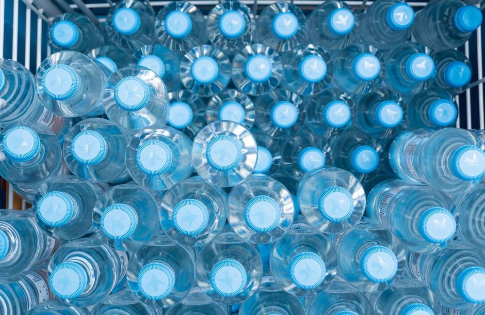 Ces deux marques d’eau sont contaminées aux microplastiques