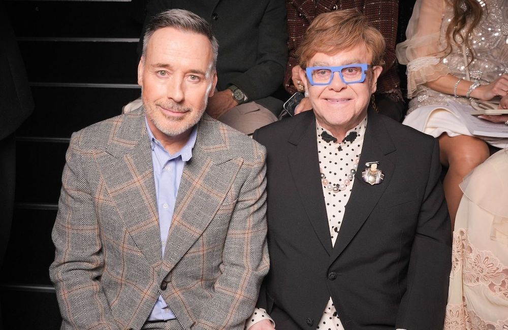 Elton John dévoile une rare photo de famille avec ses fils Zachary et Elijah, qui ont bien grandi