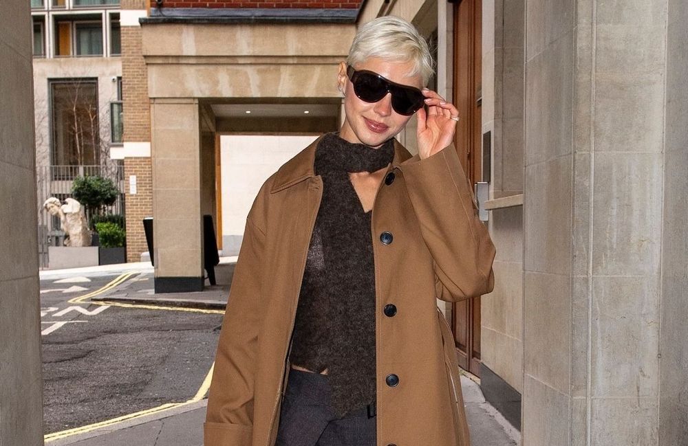À Londres, Iris Law modernise le trench avec un pantalon large audacieux