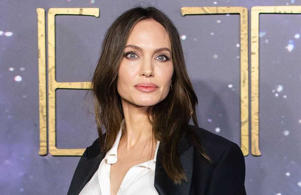 Plus blonde que jamais, Angelina Jolie semble avoir délaissé sa coloration signature
