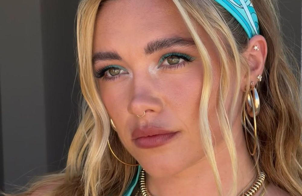 Mascara, eye-liner, vernis : le turquoise s'impose comme la couleur beauté de l’été 2026