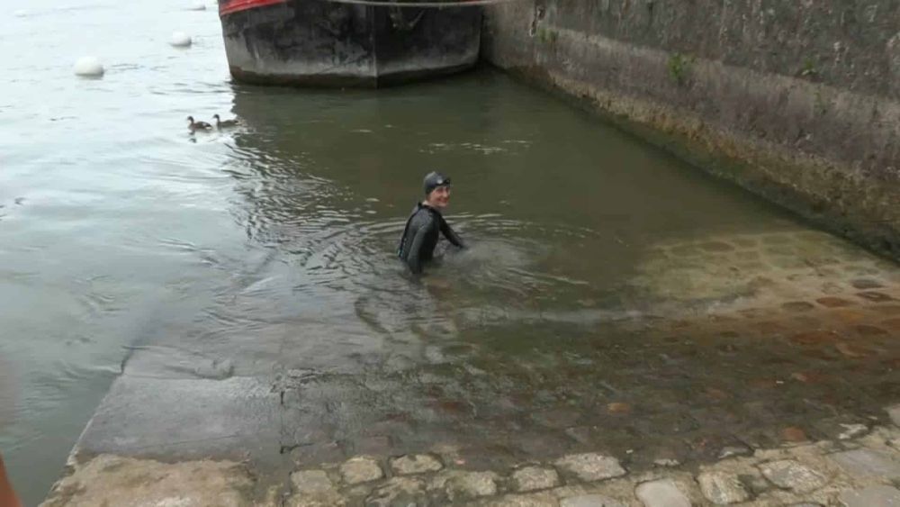 JO de Paris : la ministre des Sports plonge dans la Seine… Mais c’est sa chute ridicule dont tout le monde parle !
