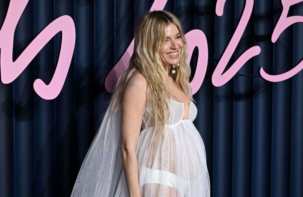 « Avec sa nuisette, Sienna Miller rejoue la stratégie de communication de sa précédente grossesse » : le billet de Charlotte Moreau