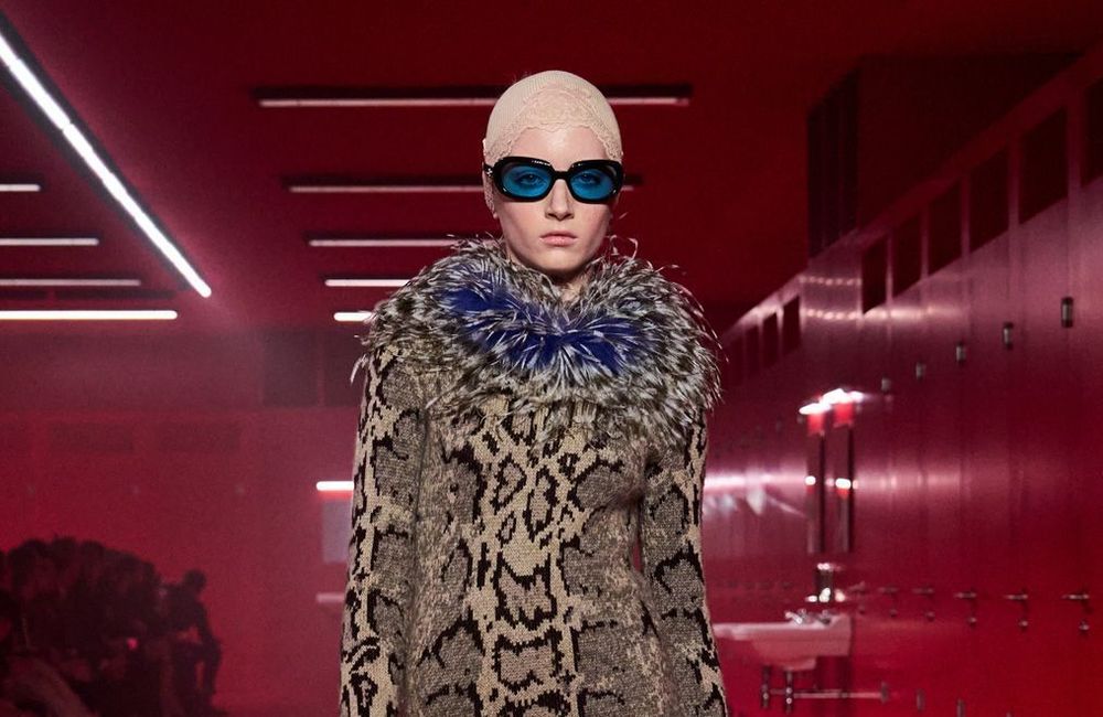 À 16 ans, la fille de Naomi Watts fait ses débuts de mannequin sur le podium de Valentino