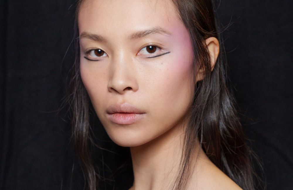 Peaux matures : voici comment réussir votre eye-liner à tous les coups