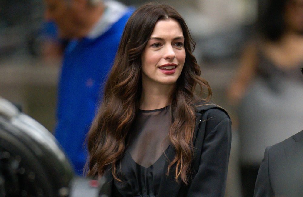 Anne Hathaway renoue (enfin) avec sa fameuse frange du « Diable s'habille en Prada »
